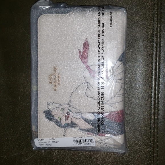 NWT Disney x Coach collab. Corner Zip Villians Cruella Motif Wristlet - Picture 1 of 10